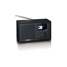 Lenco bærbar DAB+/FM-radio sort med Bluetooth, lang antenne, venstre højttaler, knapper og display med stationsinfo.