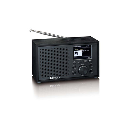 Lenco bærbar DAB+/FM-radio sort med Bluetooth, lang antenne, venstre højttaler, knapper og display med stationsinfo.