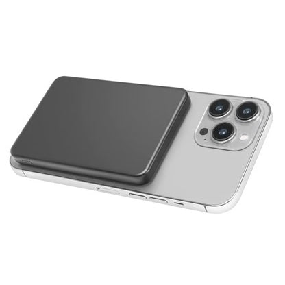 Sort, rektangulær LINOCELL magnetisk powerbank på 5000 mAh med MagSafe 15 W/20 W og USB-C, monteret på en sølvfarvet smartphone med tre bagkameraer.