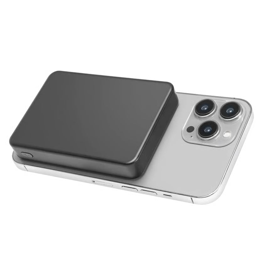 LINOCELL sort magnetisk powerbank 10.000 mAh, MagSafe 15 W, trådløs opladning 20 W, USB-C på bagsiden af en sølvfarvet smartphone med tre kameraer.