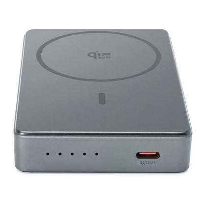 LINOCELL Premium High-Speed magnetisk powerbank 35 W PD 10.000 mAh, grå med Qi-logo, fire LED-lamper og USB-C IN/OUT-port foran.