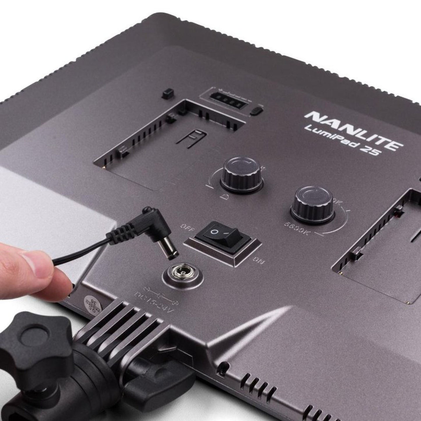 Nanlite LumiPad 25 LED-paneler med stativ 2-pakke, strømtilslutning, kontrolknapper, tænd/sluk og batterislots synlige.