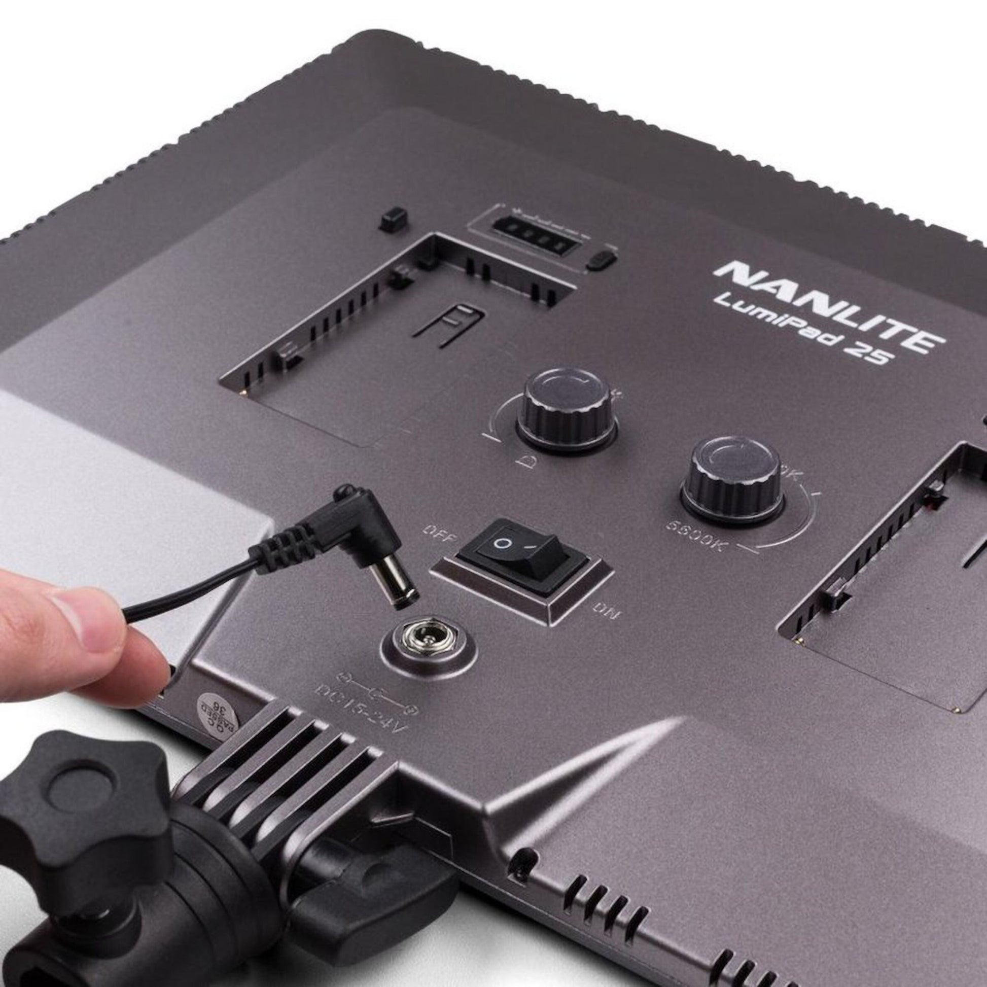 Nanlite LumiPad 25 LED-paneler med stativ 2-pakke, strømtilslutning, kontrolknapper, tænd/sluk og batterislots synlige.