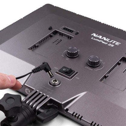 Nanlite LumiPad 25 LED-paneler med stativ 2-pakke, strømtilslutning, kontrolknapper, tænd/sluk og batterislots synlige.
