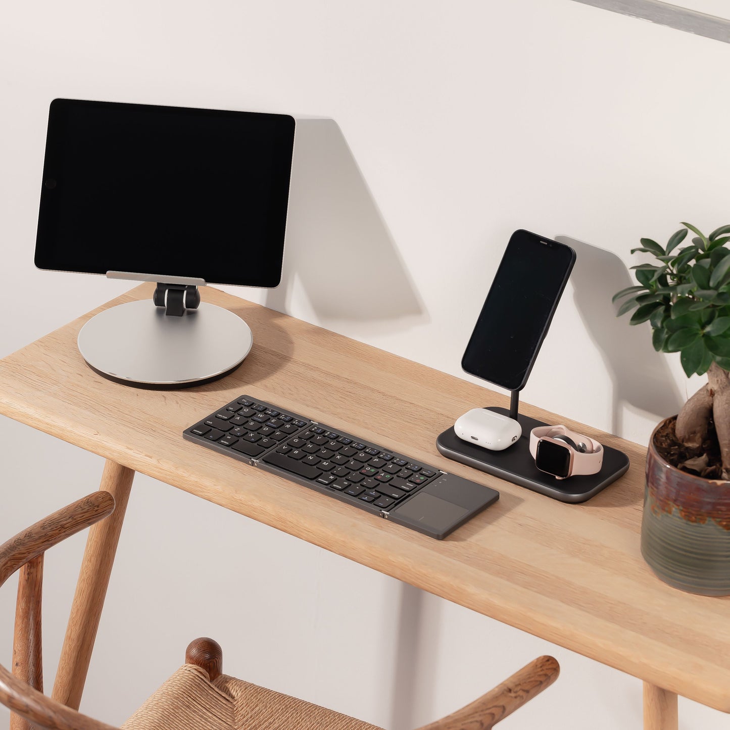 Tablet på stativ, Linocell Foldbart Bluetooth-tastatur og 3-i-1 trådløs oplader til smartphone, AirPods, Apple Watch.