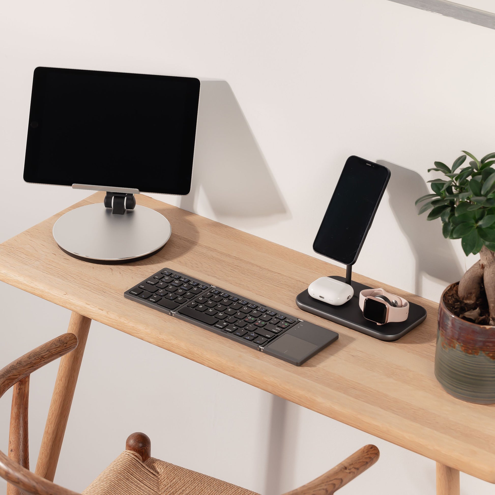 Tablet på stativ, Linocell Foldbart Bluetooth-tastatur og 3-i-1 trådløs oplader til smartphone, AirPods, Apple Watch.