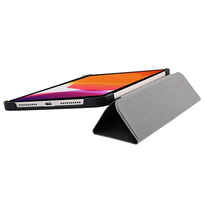 IPad Mini 6 i landscape med synlig skærm og ladeport, i sort Pomologic Book Case cover foldet som trekantet stander.