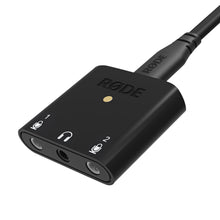 Røde AI-Micro mikrofonadapter med to indgange markeret 1 og 2, front hovedtelefonudgang, bagudgående kabel.