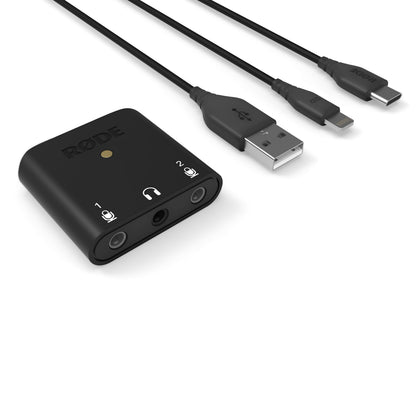 Røde AI-Micro mikrofonadapter sort med to indgange, hovedtelefonstik og tre kabler: USB-A, Lightning, USB-C.