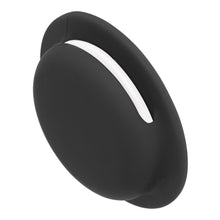 Sort, ovalt selvklæbende etui til Apple AirTag med hvid buet linje langs kanten.