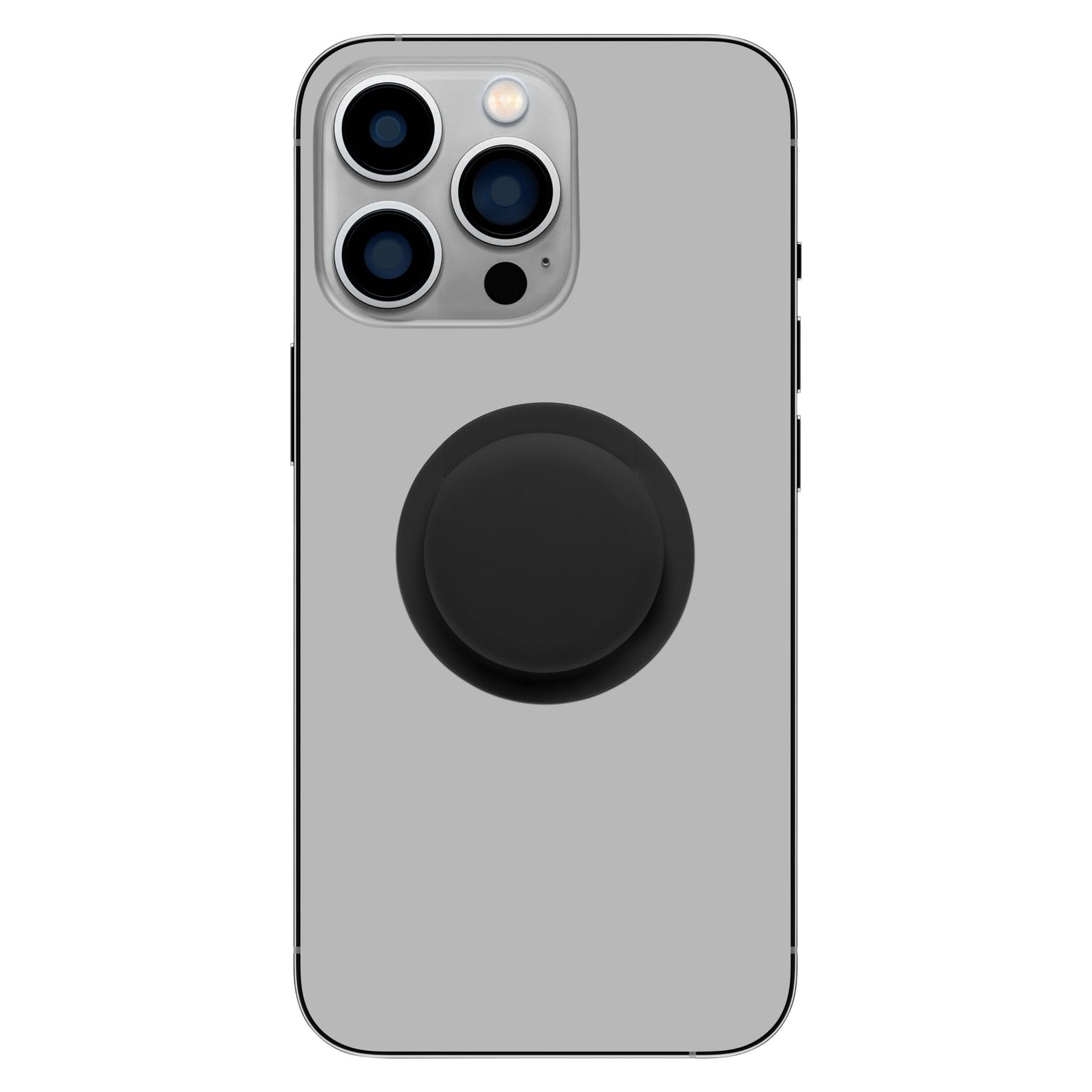Smartphone sølv med tre bagkameraer, selvklæbende sort etui til Apple AirTag og sort cirkulært telefongreb på bagsiden.