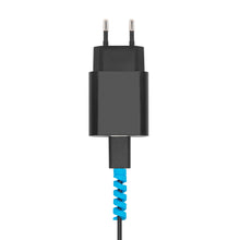 Sort vægoplader med to runde ben tilsluttet kabel med blå spiral kabelbeskyttere, 10-pak.