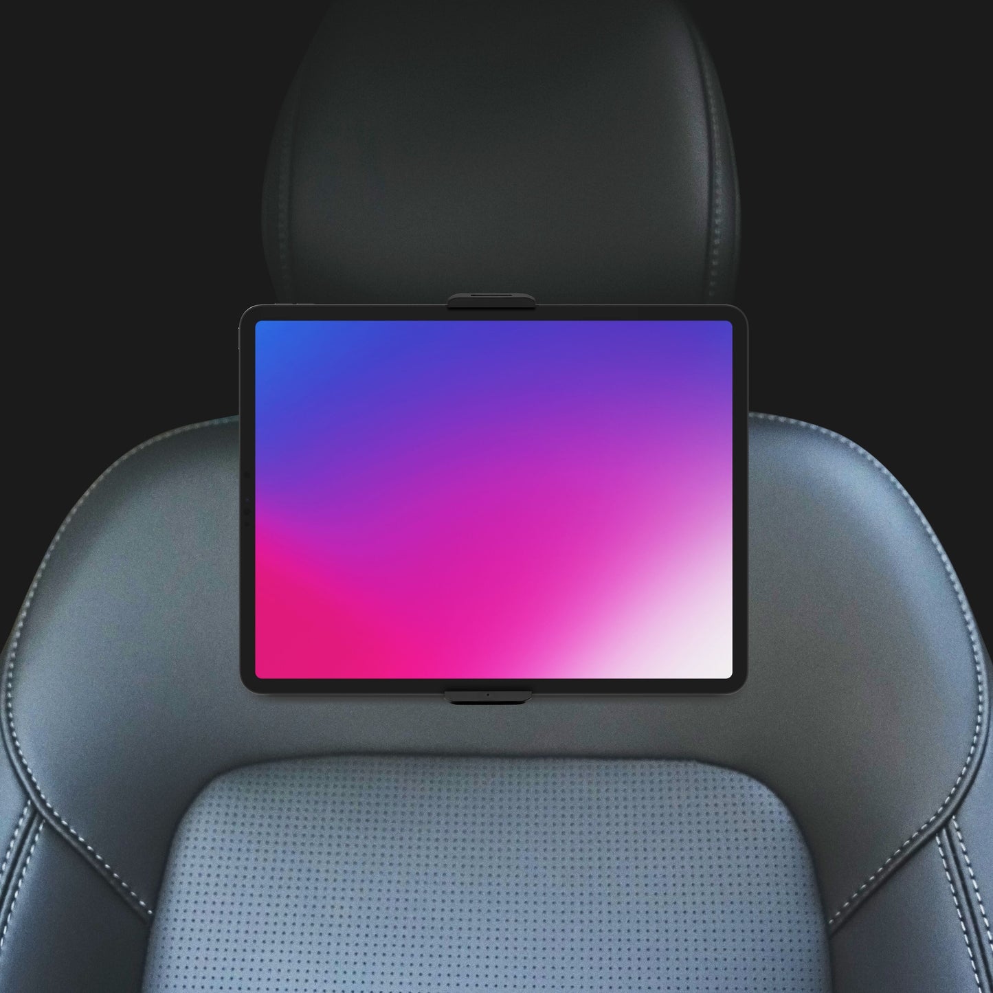 Linocell Tablet holder til bil med 360° rotation, monteret på grå nakkestøtte, tablet med pink-blå gradient skærm.