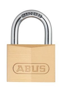 ABUS hængelås 50 mm messing, sølvfarvet hærdet stålbøjle, indgraveret Abus-logo og "Hardened" på bøjlen.