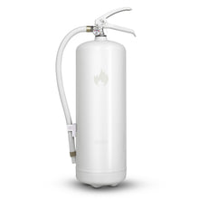 Housegard brandslukker Design Edition, pulver 6 kg, hvid med flamme-symbol på fronten og slange, står oprejst.