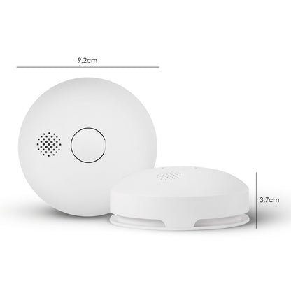 Housegard Luma Trådløs røgalarm 2-pak, én med knap og højtalerhuller, én fra siden viser 3,7 cm højde og 9,2 cm diameter.