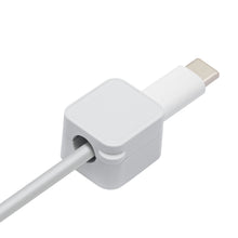 USB-C kabel i hvid magnetisk kabelklemme, 3-pak, firkantet grå clips med glat overflade og afrundede kanter.