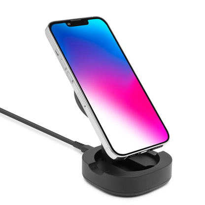 IPhone 12-16 med blå-lyserød gradient skærm på magnetisk mobilholder til trådløs opladning, tilsluttet kabel.