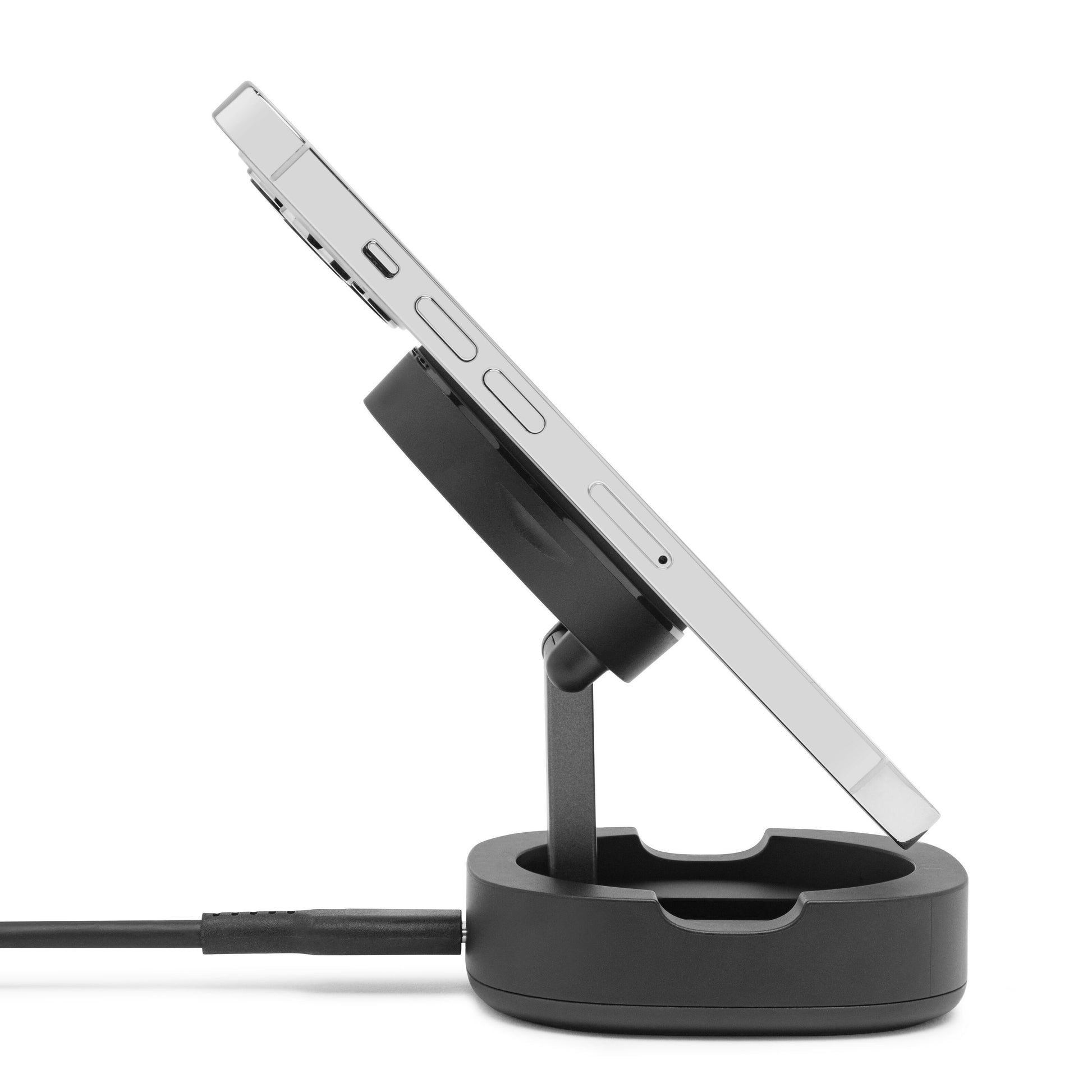 IPhone 12-16 i sideprofil på magnetisk mobilholder til trådløs opladning med kabel, synlige sideknapper og ladestik.