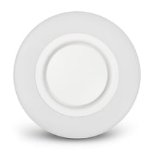 Hvid rund trådløs oplader med glat overflade og let hævet indre cirkel, kompatibel med Luma trådløs sirene.