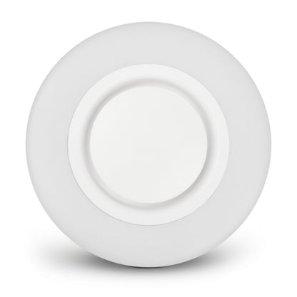 Hvid rund trådløs oplader med glat overflade og let hævet indre cirkel, kompatibel med Luma trådløs sirene.