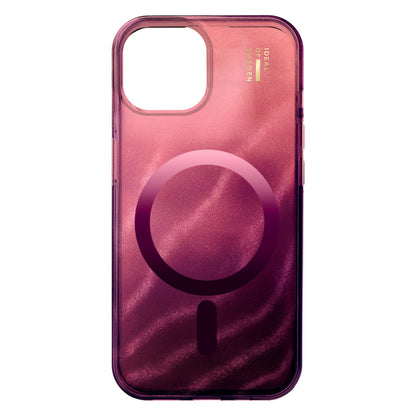IDEAL OF SWEDEN Clear MagSafe Case Cherry Lacquer til iPhone 13/14/15/16, transparent rosa/lilla bølgemønster, kameraudskæring.