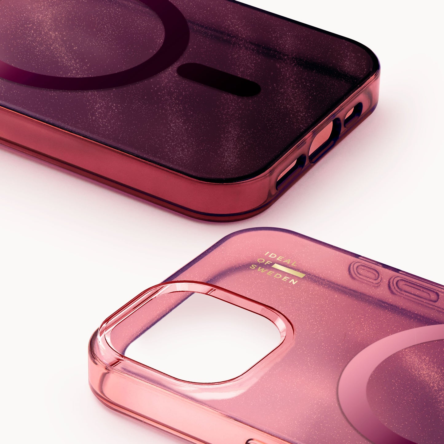 Transparente pink MagSafe covers til iPhone 13-16, Cherry Lacquer, guldfarvet "IDEAL OF SWEDEN" logo synligt.