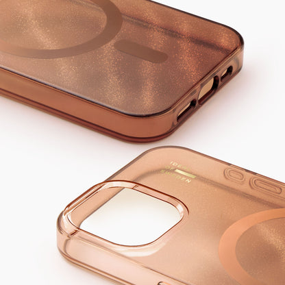 Clear MagSafe cover Mocha Mousse til iPhone 13/14/15/16e, én viser bagside med MagSafe-cirkel, én kameraudskæring og tekst.