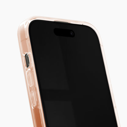 IPhone med IDEAL OF SWEDEN Clear MagSafe Case Mocha Mousse, synlige sideknapper og frontkamera, passer iPhone 13-16e.