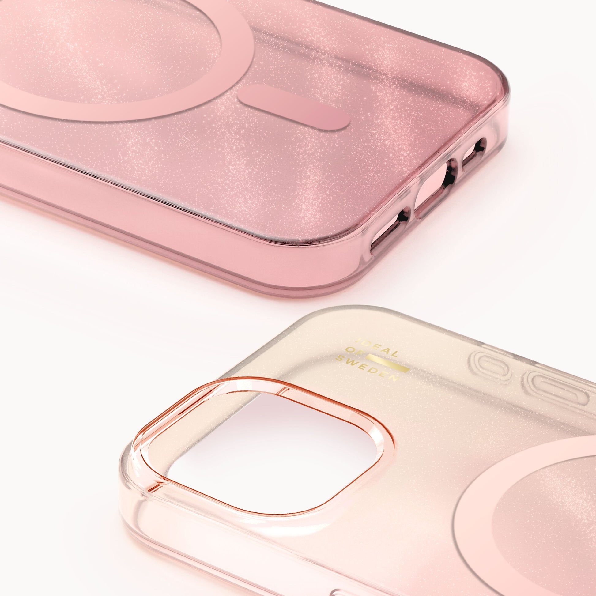 IDEAL OF SWEDEN Clear MagSafe Case iPhone 13/14/15/16e Rose Blush, glitter transparent, indbygget MagSafe-ring, udskæringer.
