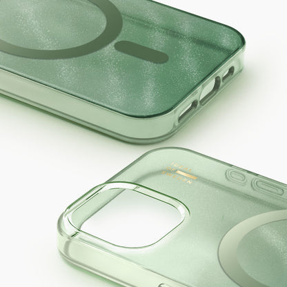 At sagegrønne gennemsigtige Ideal of Sweden MagSafe covers til iPhone 13-16e med runde kanter og guldlogo ved kamerahul.