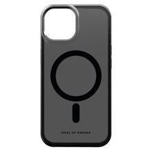 IDEAL OF SWEDEN Clear MagSafe Case til iPhone 13-16e, transparent med sorte kanter, sort MagSafe-ring, logo nederst.