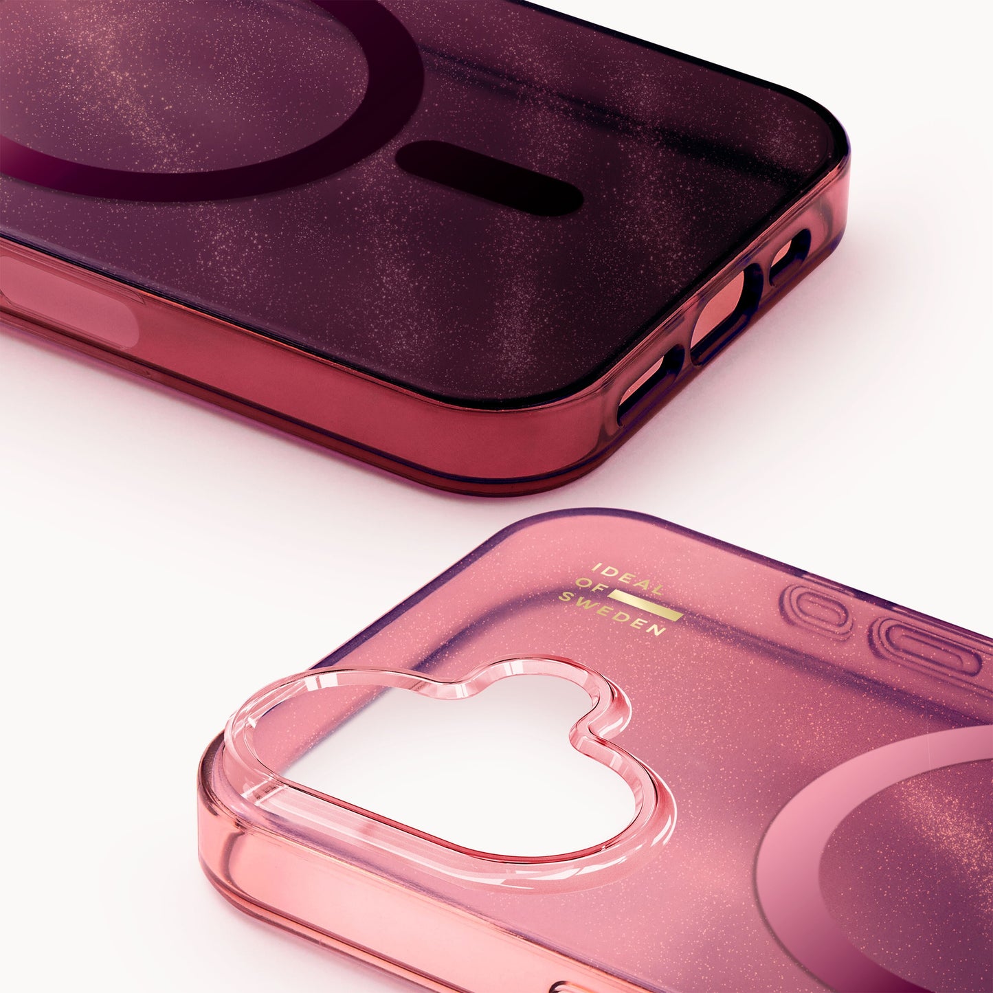 IDEAL OF SWEDEN Clear MagSafe Cover iPhone 16 Cherry Lacquer, pink transparent med glimmer, hjerteudskæring, guldlogo.