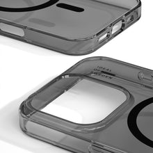 IDEAL OF SWEDEN Clear MagSafe Cover til iPhone 16 Pro, sorttonet, udskæringer til kamera og port, logo i hjørne.