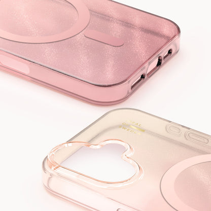 IDEAL OF SWEDEN Clear MagSafe Cover til iPhone 16 Rose Blush med glimtende overflade, MagSafe-cirkel og hjerteformet kameralåsesnit.
