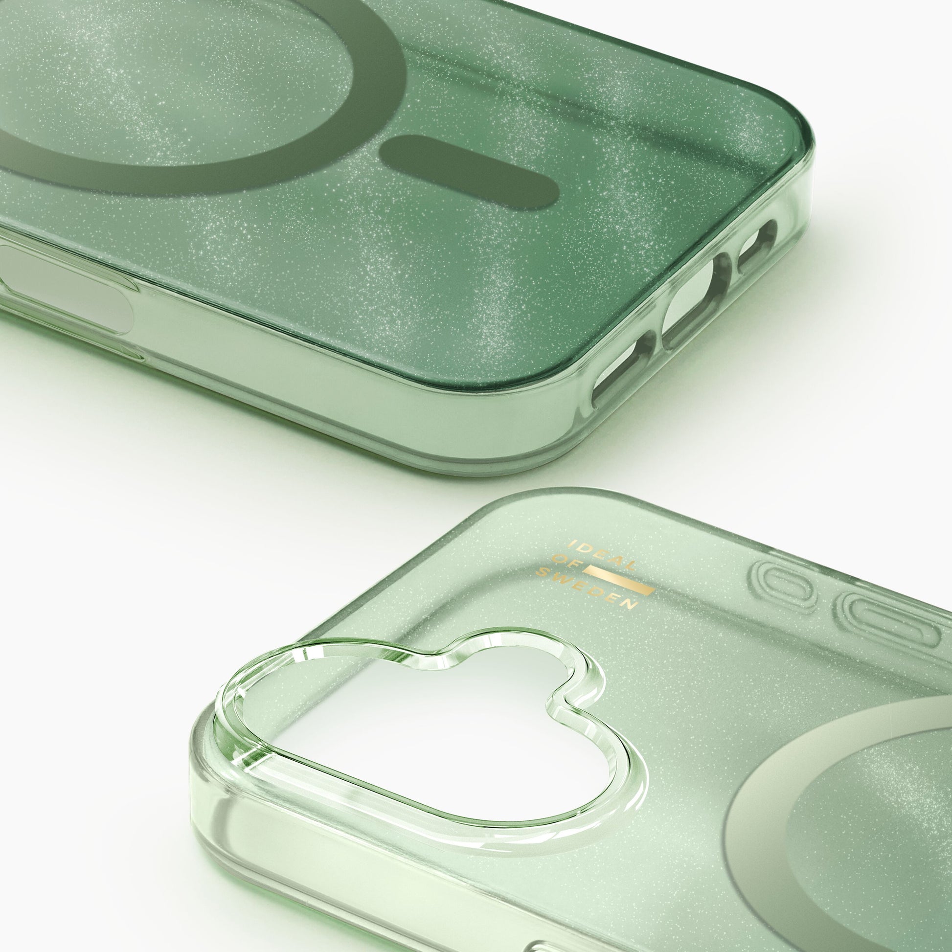 2 stk. Clear MagSafe covers til iPhone 16 Sage Green, et oppe og et nede, med MagSafe-ring og udskæringer til kamera.