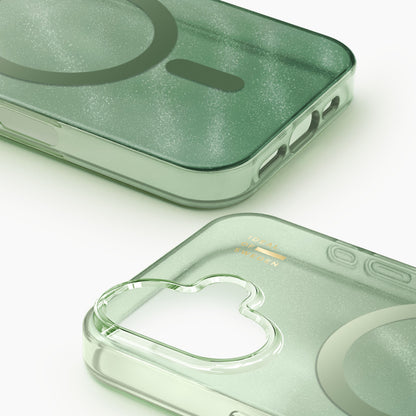 2 stk. Clear MagSafe covers til iPhone 16 Sage Green, et oppe og et nede, med MagSafe-ring og udskæringer til kamera.
