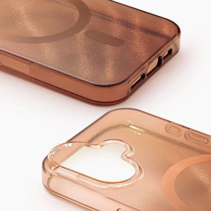 IDEAL OF SWEDEN Clear MagSafe Case iPhone 17 Mocha Mousse brun, transparent, cirkulær MagSafe, hjerteformet kameraudskæring, glimmer.