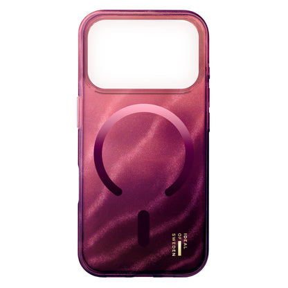 IDEAL OF SWEDEN Clear MagSafe Cover iPhone 17 Pro Cherry Lak, pink-lilla ombre, blank finish, MagSafe-ring, logo nederst.