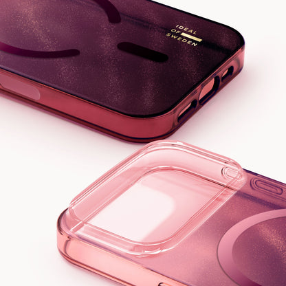 IDEAL OF SWEDEN Clear MagSafe cover til iPhone 17 Pro, Cherry Lak, lyserød semitransparent med guldlogo, MagSafe-kompatibel.