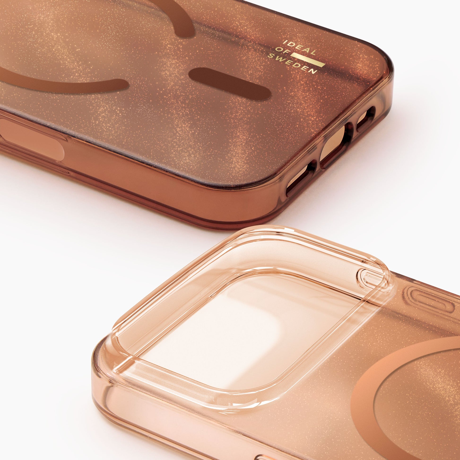 IDEAL OF SWEDEN Clear MagSafe cover til iPhone 17 Pro, transparent brun med guldprikker, cirkulær MagSafe, guldlogo.