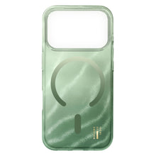 IDEAL OF SWEDEN Clear MagSafe Cover iPhone 17 Pro Sage Green med gennemsigtigt design, rund MagSafe-symbol, guldlogo, kamerahul.