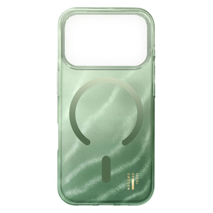 IDEAL OF SWEDEN Clear MagSafe Cover iPhone 17 Pro Sage Green med gennemsigtigt design, rund MagSafe-symbol, guldlogo, kamerahul.