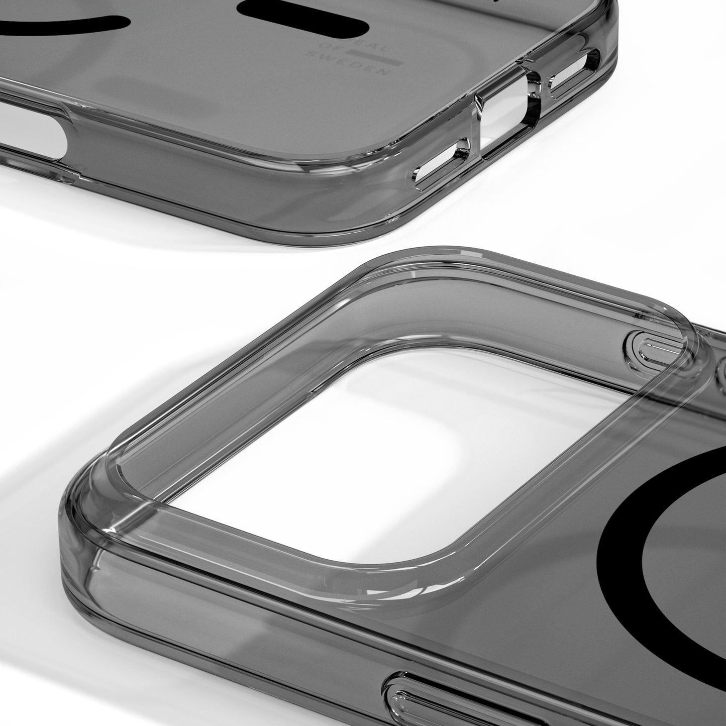 Til IDEAL OF SWEDEN Clear MagSafe covers i Tinted Black til iPhone 17 Pro med afrundede hjørner og præcise udskæringer.