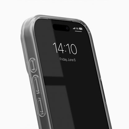 IDEAL OF SWEDEN Clear MagSafe Case Tinted Black til iPhone 17 Pro, synlige sideknapper, ur 14:10, d. 6. juni.