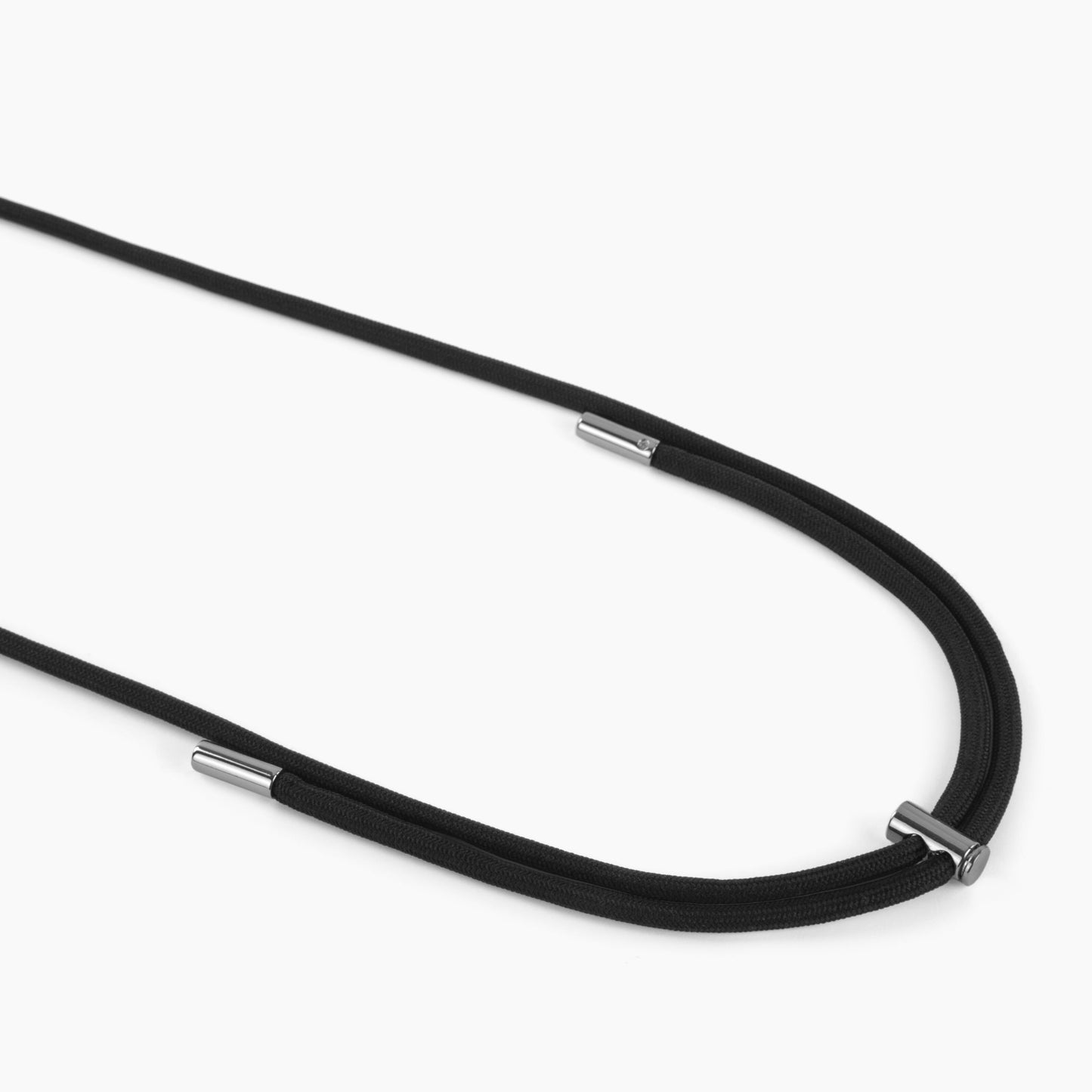 IDEAL OF SWEDEN Cord Phone Strap, sort justerbar rem med tre små sølvfarvede cylinderdetaljer, halskæde-design.