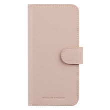 IDEAL OF SWEDEN Magnet Wallet+ lyserød pung-cover til iPhone 11/XR med frontcover, trykknaplukning, præget logo nederst.