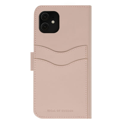 IDEAL OF SWEDEN Magnet Wallet+ lyserød pung-cover til iPhone 11/XR med kortlommer bagpå og logo nederst.