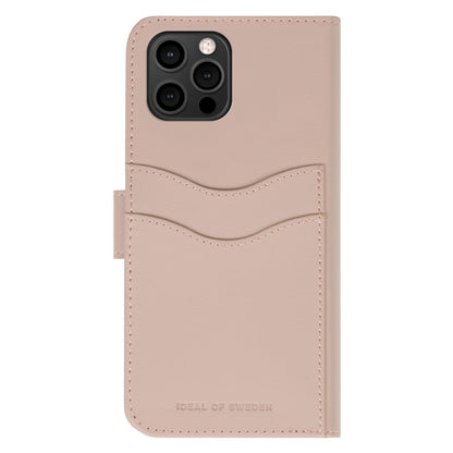 IDEAL OF SWEDEN Magnet Wallet+ pink wallet-cover til iPhone 12/12 Pro med kortlommer, kamerahul og logo nederst.