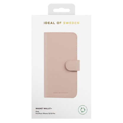 IDEAL OF SWEDEN Magnet Wallet+ pink cover til iPhone 12/12 Pro i hvid æske med guld og sort tekst samt genbrugssymbol.